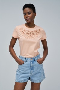 T-SHIRT COM BORDADO