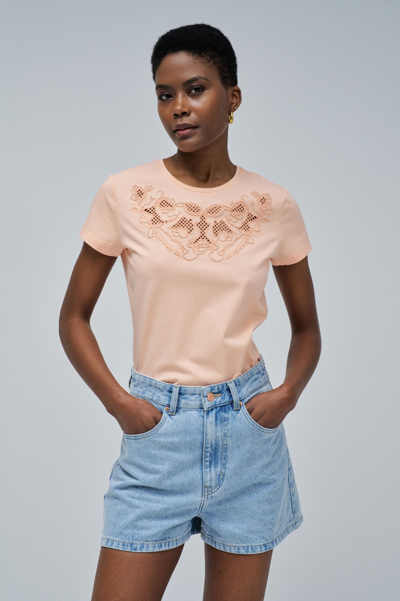T-SHIRT COM BORDADO