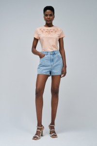 T-SHIRT COM BORDADO