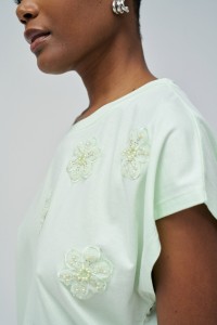 T-SHIRT AVEC DES APPLICATIONS DE FLEURS