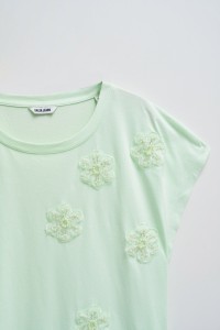 T-SHIRT AVEC DES APPLICATIONS DE FLEURS