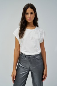 T-SHIRT WITH FLOWER APPLIQUS
