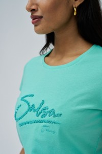 T-SHIRT MIT BRANDING