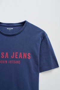 T-SHIRT MIT BRANDING