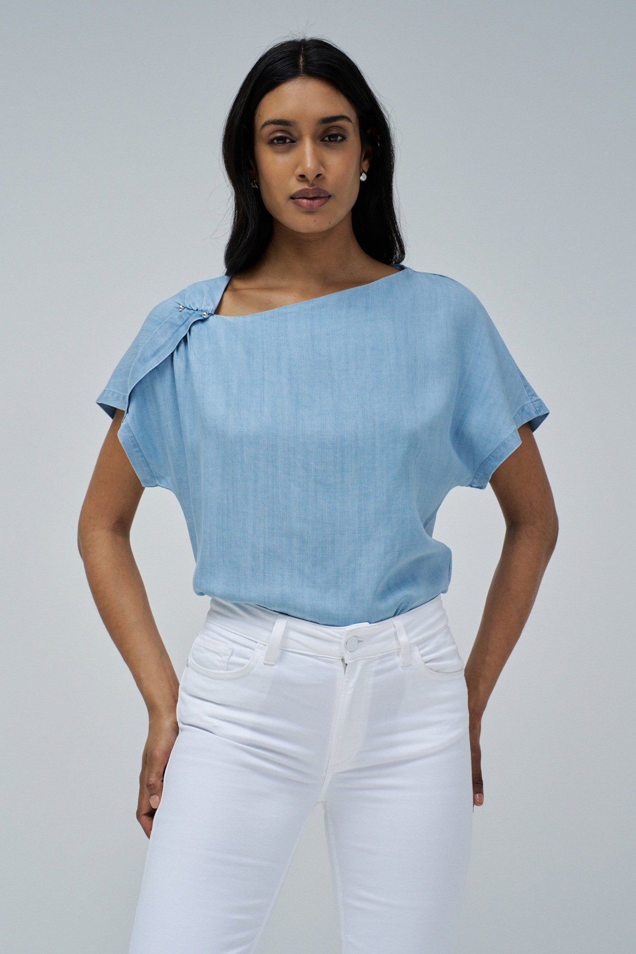 HELLBLAUE BLUSE
