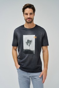 T-SHIRT COM ESTAMPADO