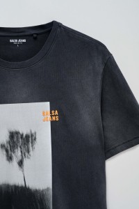 T-SHIRT COM ESTAMPADO