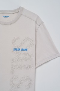T-SHIRT MIT BRANDING