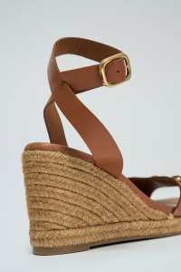 SANDALES EN CUIR AVEC TALON COMPENS