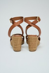 SANDALES EN CUIR AVEC TALON COMPENS