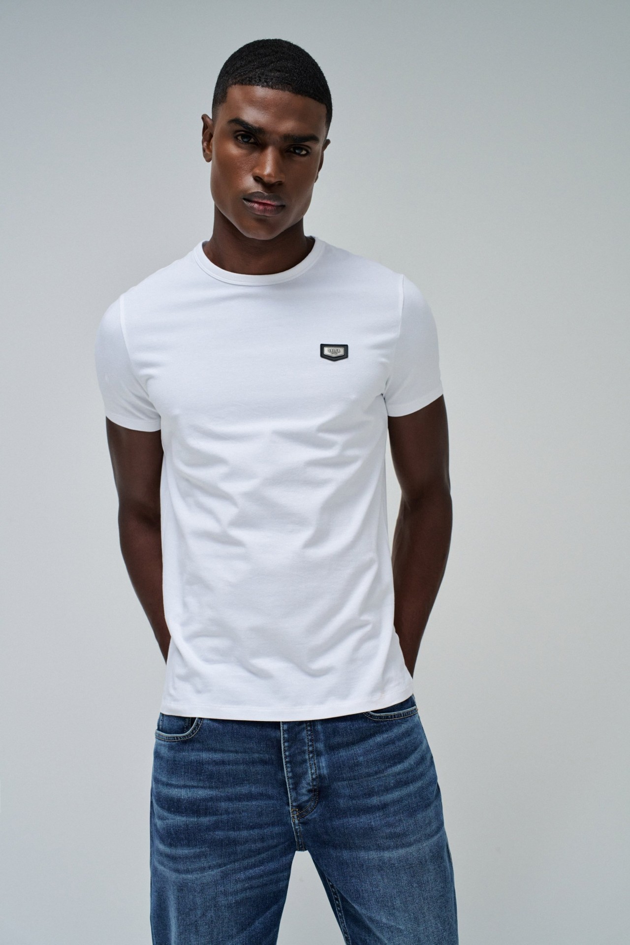 BAUMWOLL-T-SHIRT MIT APPLIKATION UND MARKENAUFDRUCK