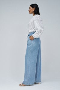 CHINO EM LIGHTDENIM COM PERNA WIDE