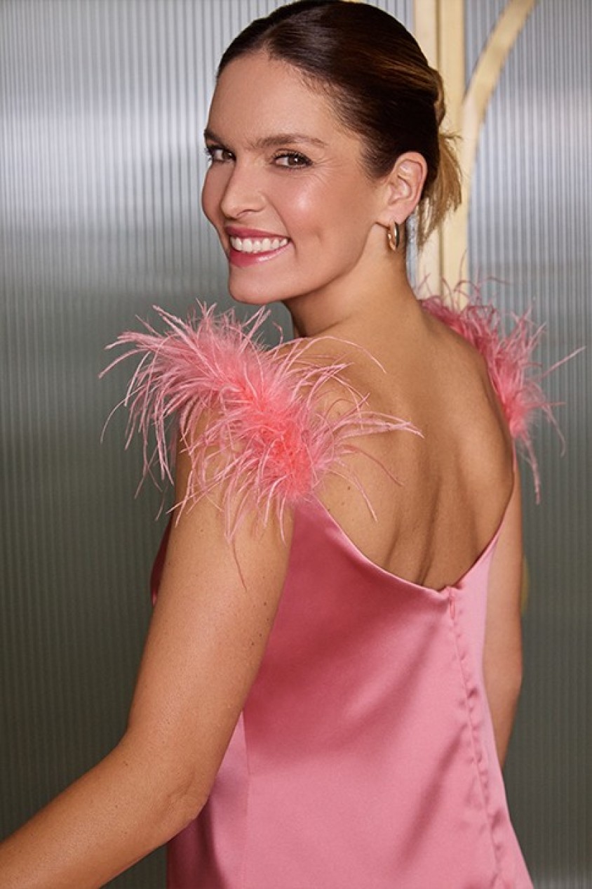 VESTIDO ACETINADO COM PLUMAS