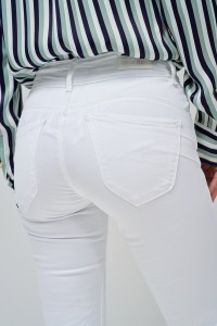 SECRET PUSH IN SLIM JEANS