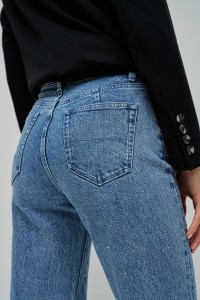 JEANS TRUE STRAIGHT COM BRILHANTES