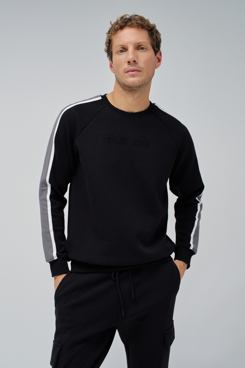 SUDADERA CON RAYAS EN LAS MANGAS