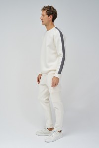 SWEATSHIRT COM RISCAS NAS MANGAS
