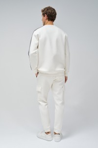 SWEATSHIRT COM RISCAS NAS MANGAS