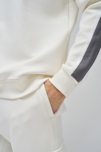 SWEATSHIRT COM RISCAS NAS MANGAS