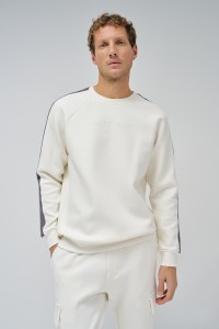 SWEATSHIRT COM RISCAS NAS MANGAS