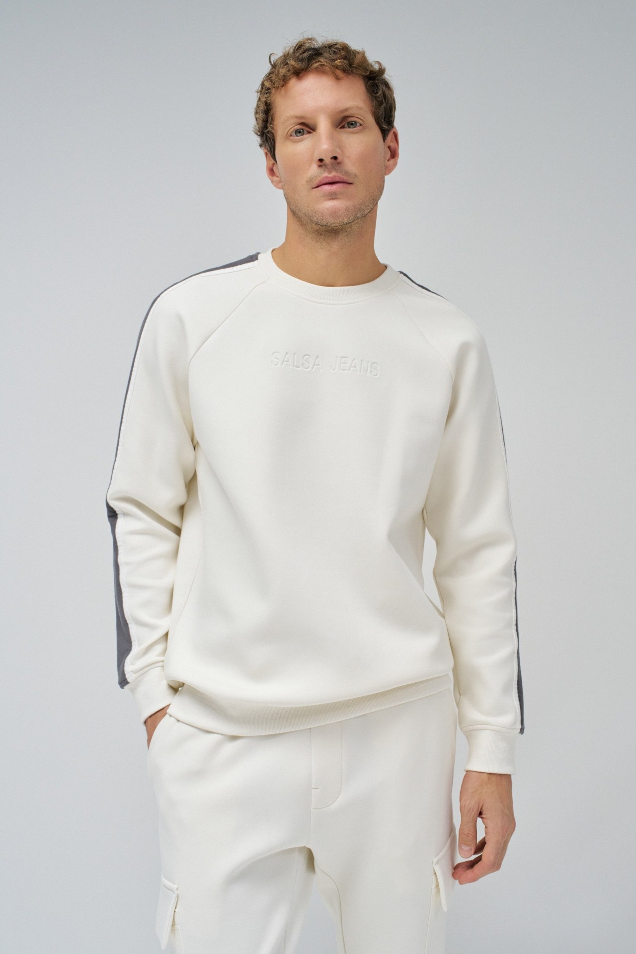 SWEATSHIRT COM RISCAS NAS MANGAS