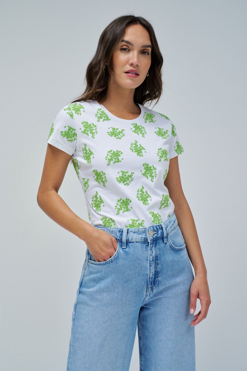 T-SHIRT COM BORDADOS