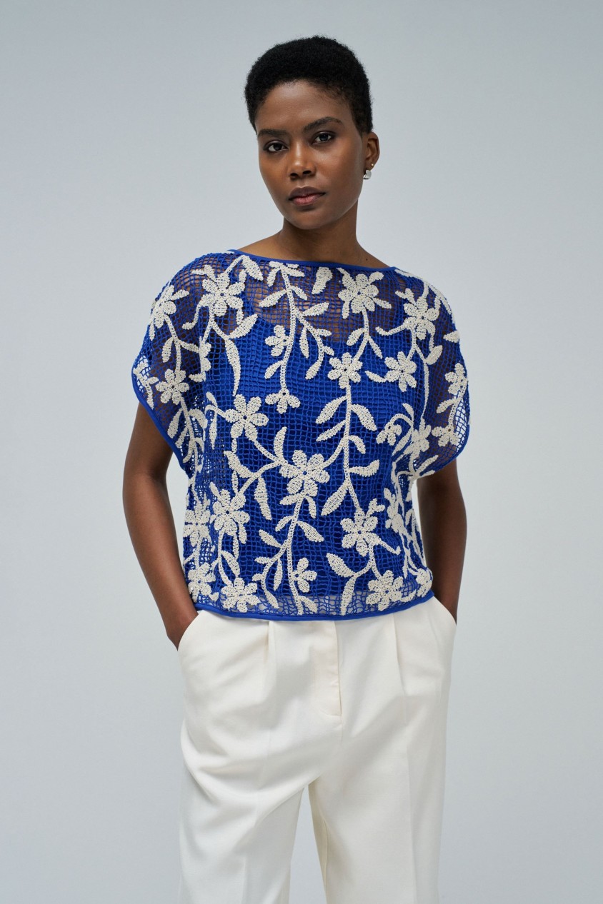 T-SHIRT COM EFEITO CROCHET FLORAL