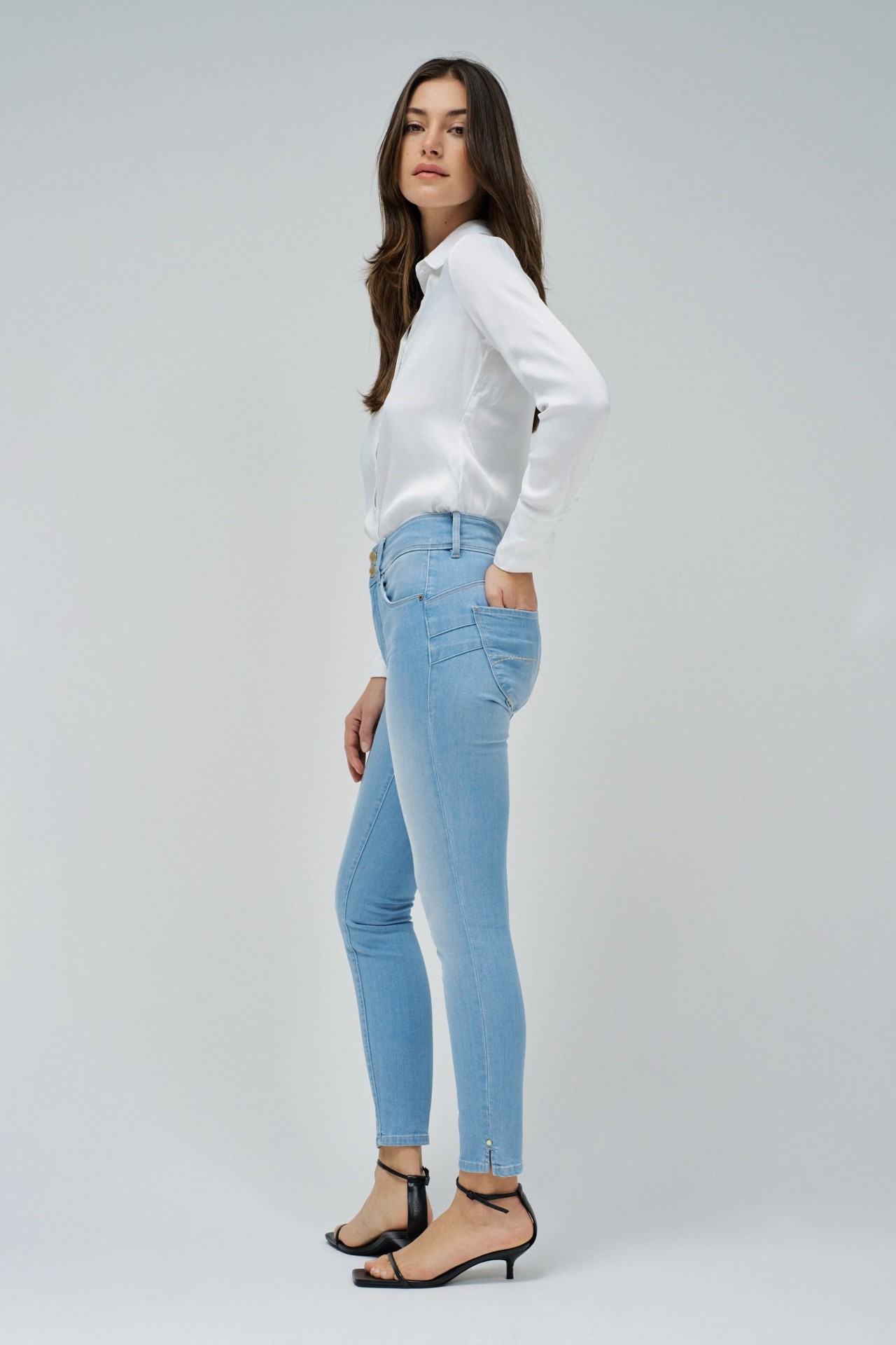 SECRET PUSH IN CROPPED SKINNY JEANS