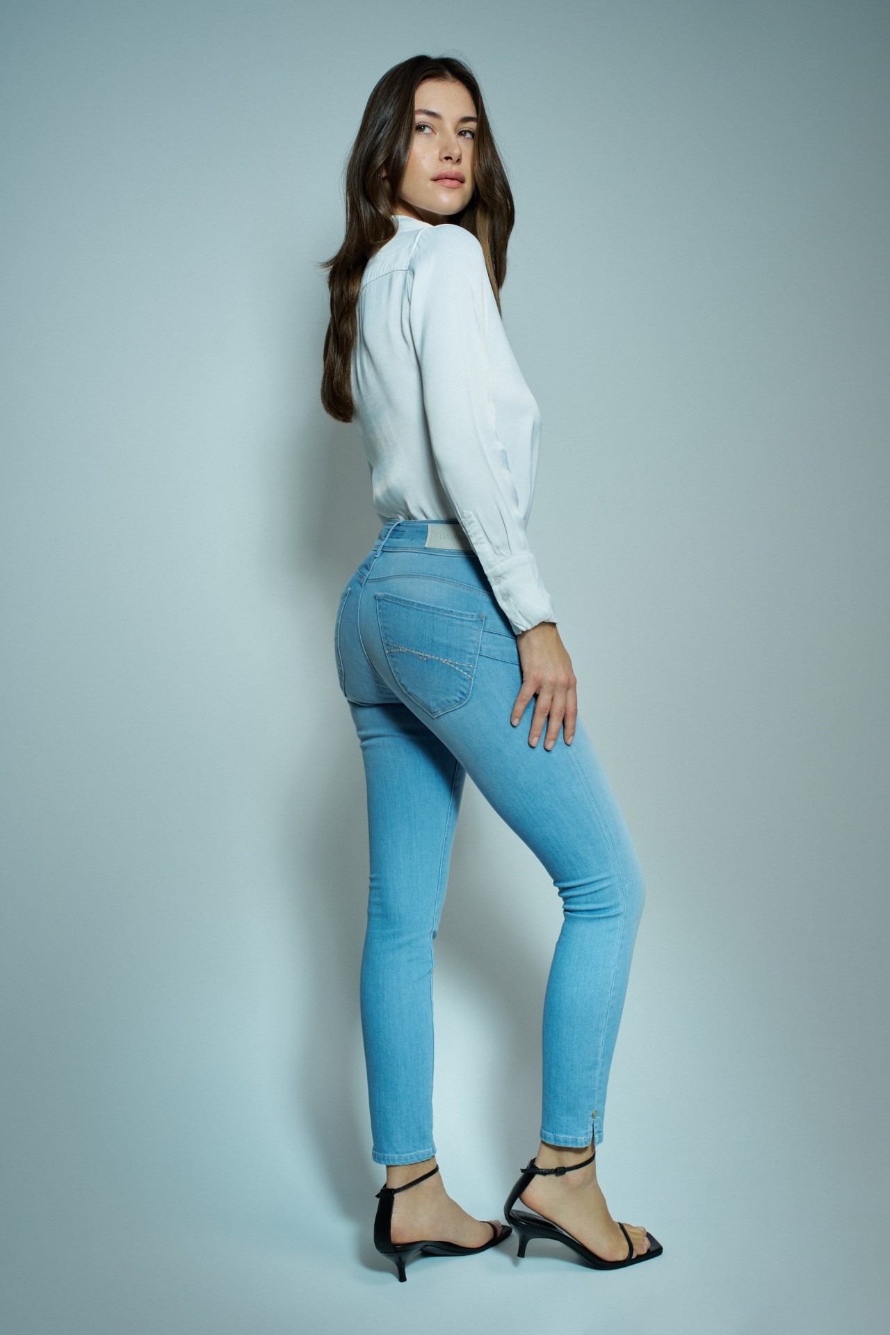 SECRET PUSH IN CROPPED SKINNY JEANS