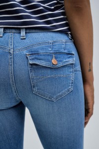 WONDER PUSH UP BOOTCUT DETAIL ON THE POCKETS JEANS
