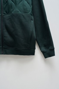 CHAQUETA CON MEZCLA DE MATERIALES