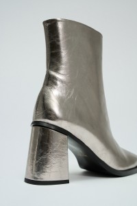 STIEFEL AUS METALLISCHER LEDER