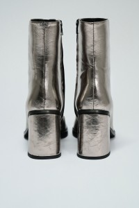 STIEFEL AUS METALLISCHER LEDER