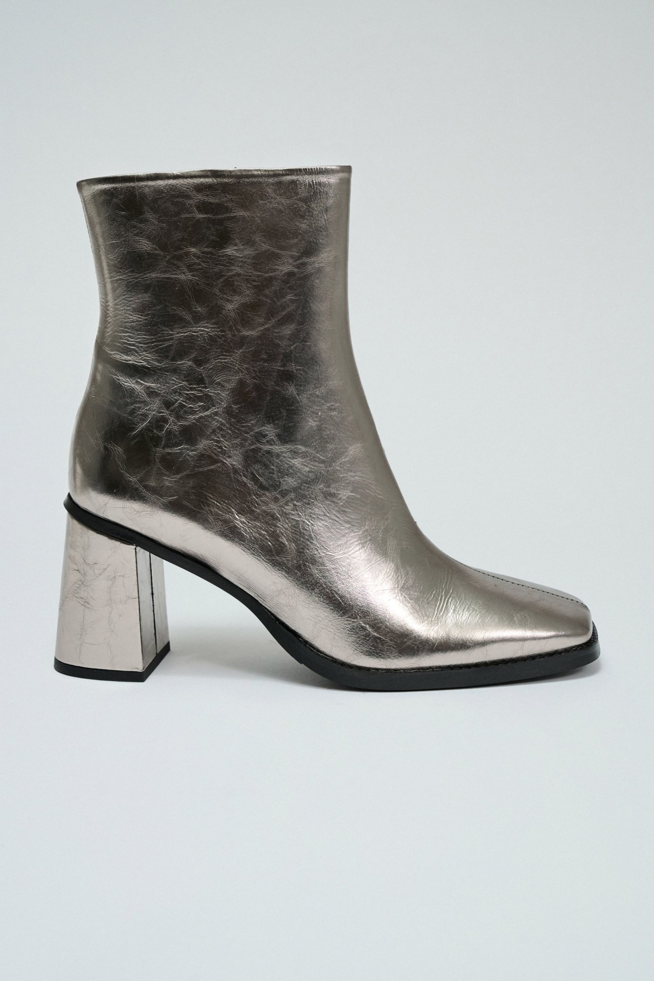 STIEFEL AUS METALLISCHER LEDER