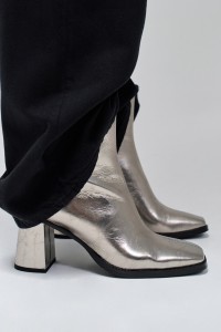 STIEFEL AUS METALLISCHER LEDER