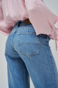 TRUE STRAIGHT JEANS