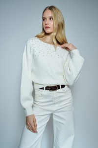 SWEATER WITH PEARLS