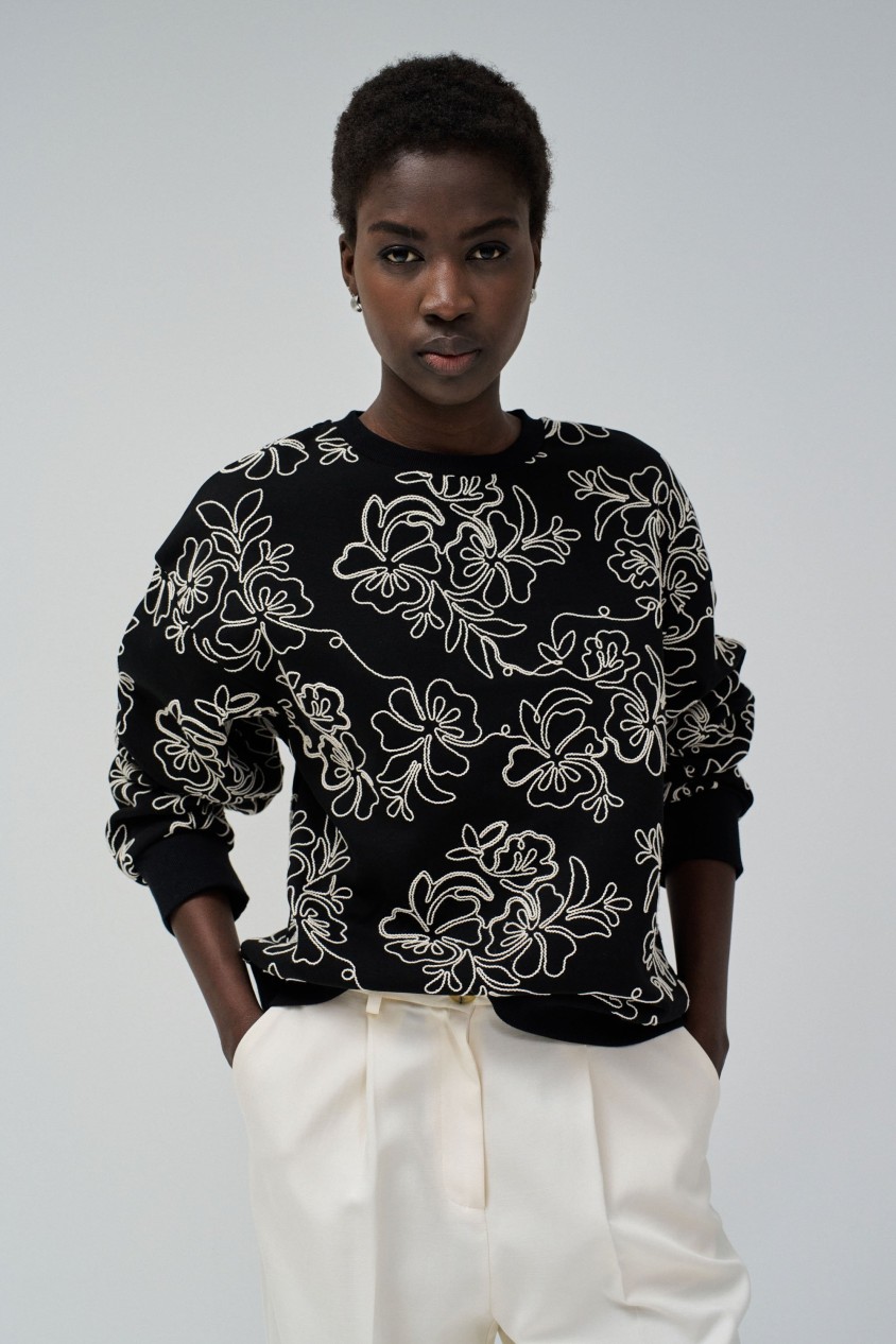 PULLOVER MIT BLUMENMUSTER AUS TEXTURIERTEM STOFF