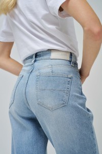 TRUE STRAIGHT MIT RISSEN JEANS