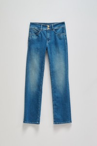 SECRET PUSH IN STRAIGHT JEANS