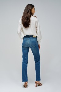 SECRET PUSH IN STRAIGHT JEANS