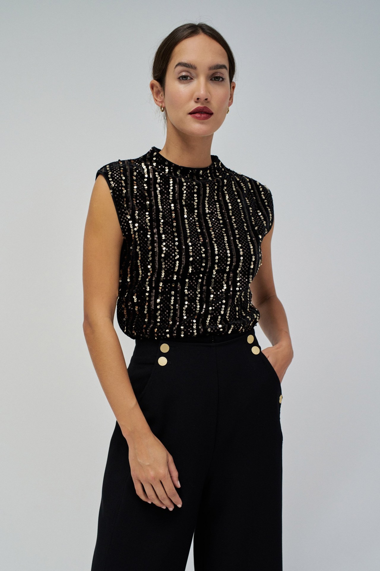 TOP EN VELOURS  PAILLETTES DORES