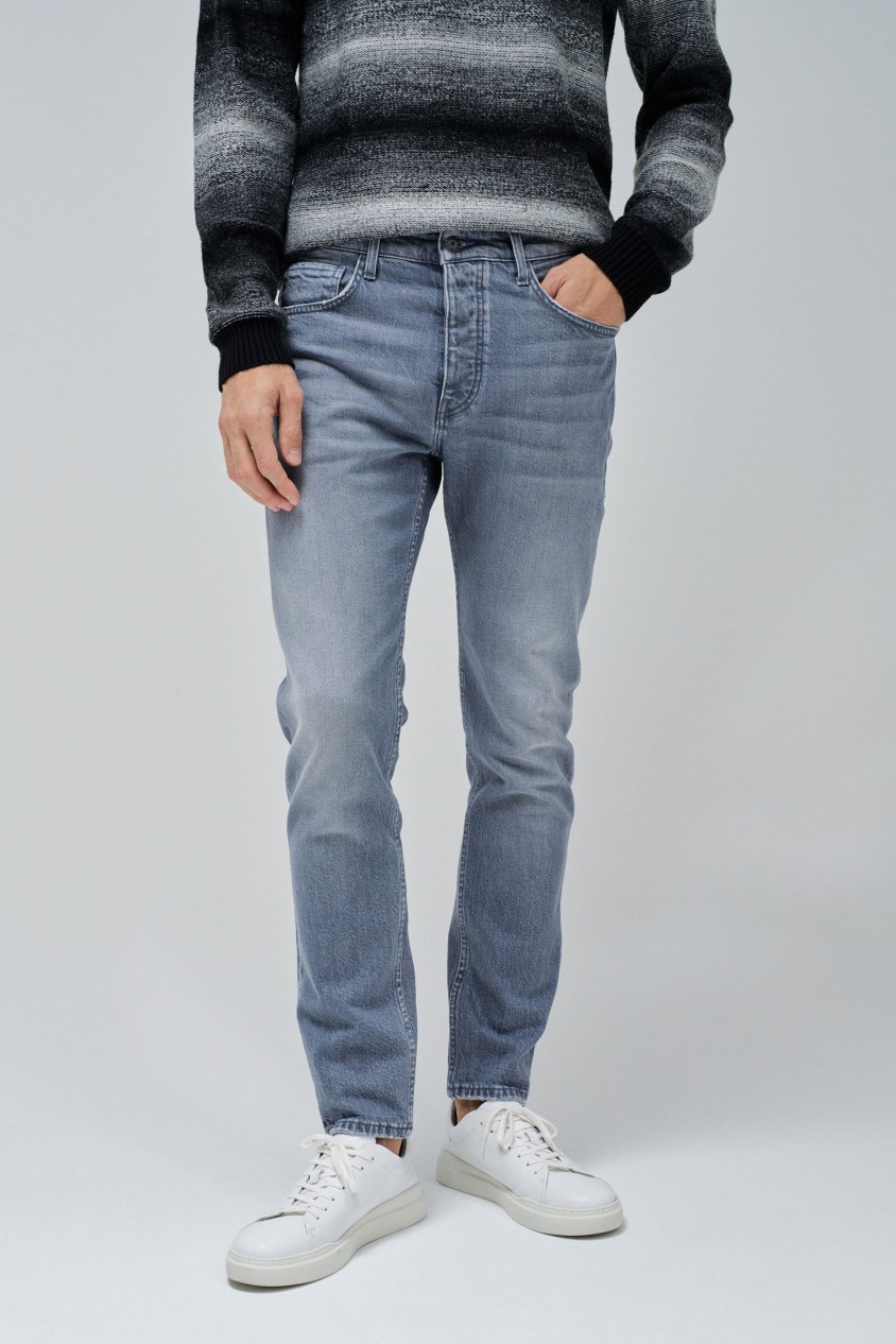 SLIM JEANS WITH DARK WASH