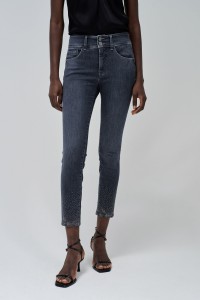 SECRET PUSH IN CROPPED SKINNY JEANS