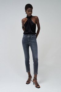 SECRET PUSH IN CROPPED SKINNY JEANS