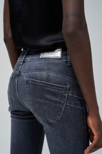 SECRET PUSH IN CROPPED SKINNY JEANS