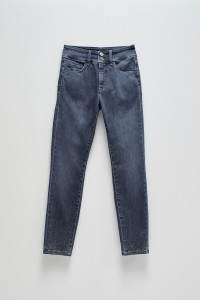 SECRET PUSH IN CROPPED SKINNY JEANS
