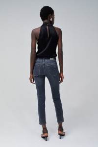 SECRET PUSH IN CROPPED SKINNY JEANS