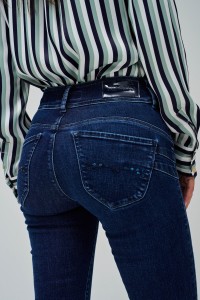 SECRET PUSH IN SLIM JEANS