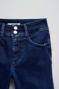 SECRET PUSH IN SLIM JEANS